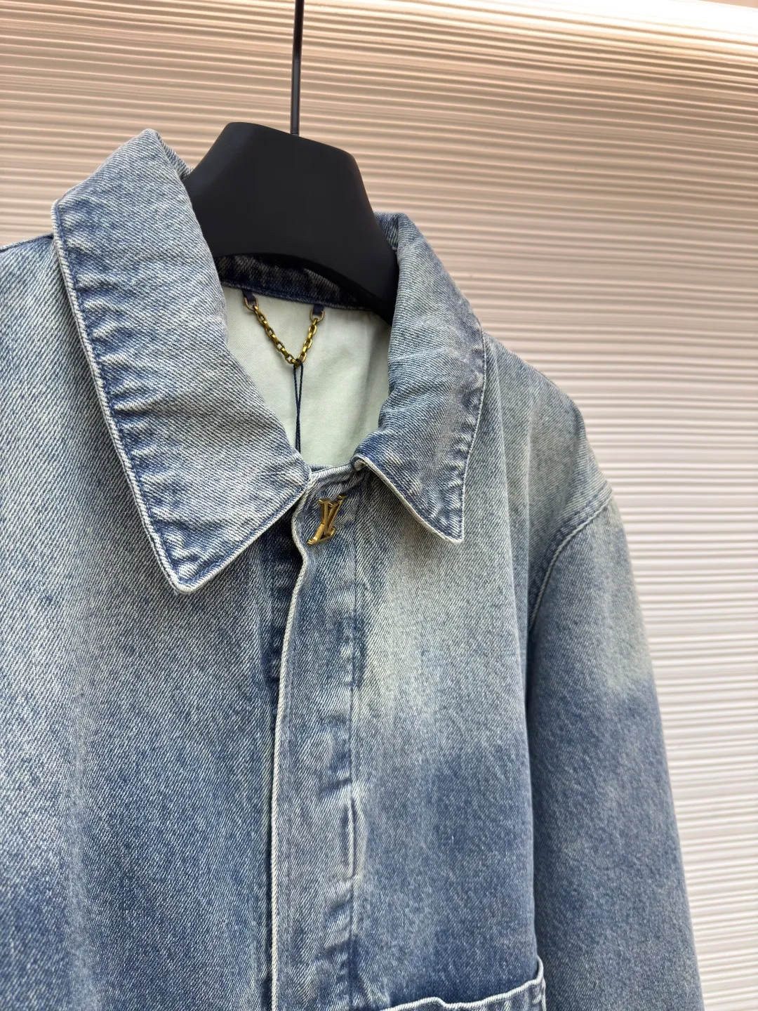 LOUIS VUITTON embossed denim jacket ●Authentic product: purchased and developed by 18289 ●Item number: 1680244-C20 ●Fabric: washed denim ●Technology: distressed washed ●Version: fitted version ●Weight: about 1420g ●Size: 46-48-50-52 ●Description: The current season’s sharp corner pockets are designed with zippered trouser legs to create a loose fit. The hammer fixing ring presents an LV shape, with a special leather tag. The loose fit is the same for men and women.